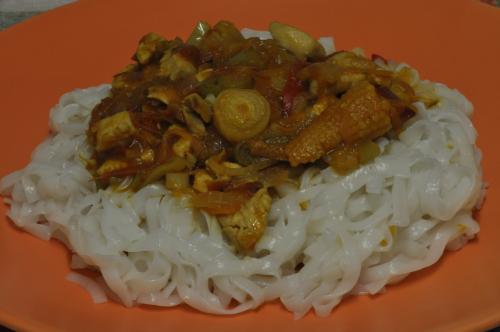 Rýžové nudle s kuřecím na rajčatové omáčce – Snadné Vietnam recept, zvládnete za 30 - 45 minut